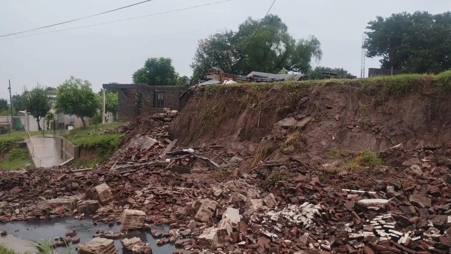 Intenso despliegue de Bomberos Voluntarios en Diamante por calles anegadas tras las lluvias