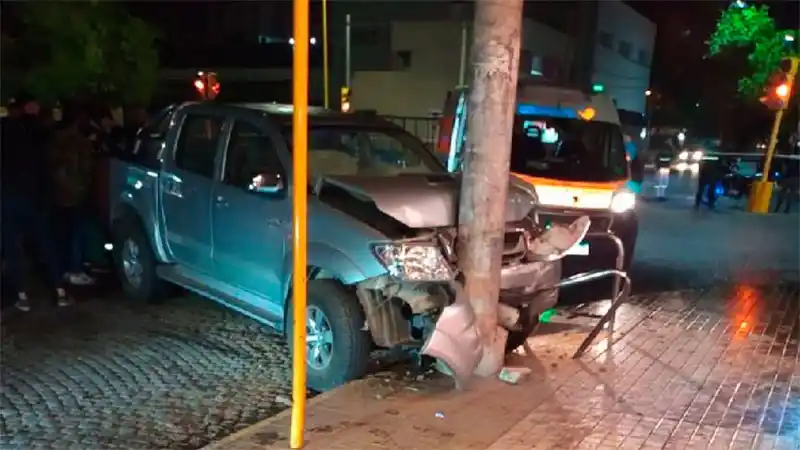 Un poste lo salvó de ser atropellado por una camioneta 4x4