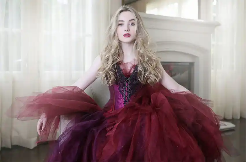 Sabrina Carpenter será "Alicia en el país de la maravillas" para Netflix