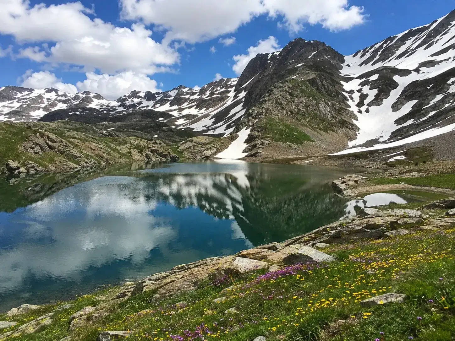 Goygol, un lago de alta montaña donde parecen convivir las cuatro estaciones