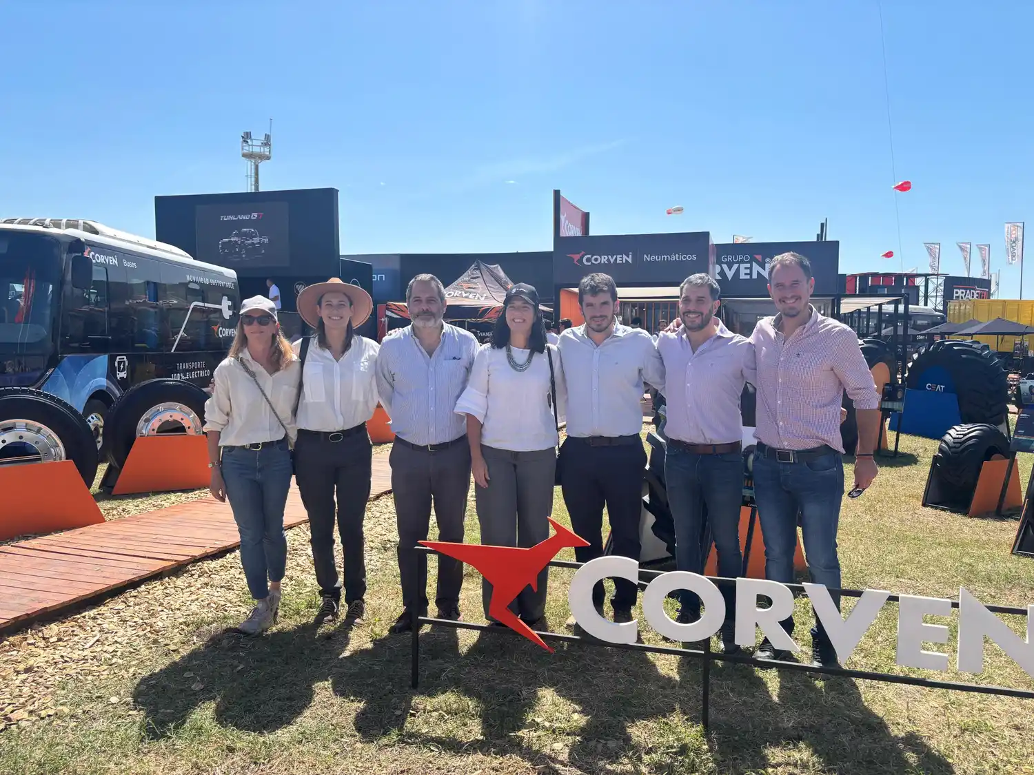 La directora del Grupo Corven, Patricia Iraola, junto al intendente Leonel Chiarella y el concejal Juan Ignacio Pellegrini, entre otros.