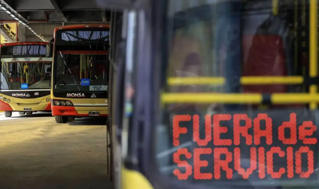 Los colectivos siguen con medidas de fuerza en el AMBA a pesar de la promesa de pago del Gobierno