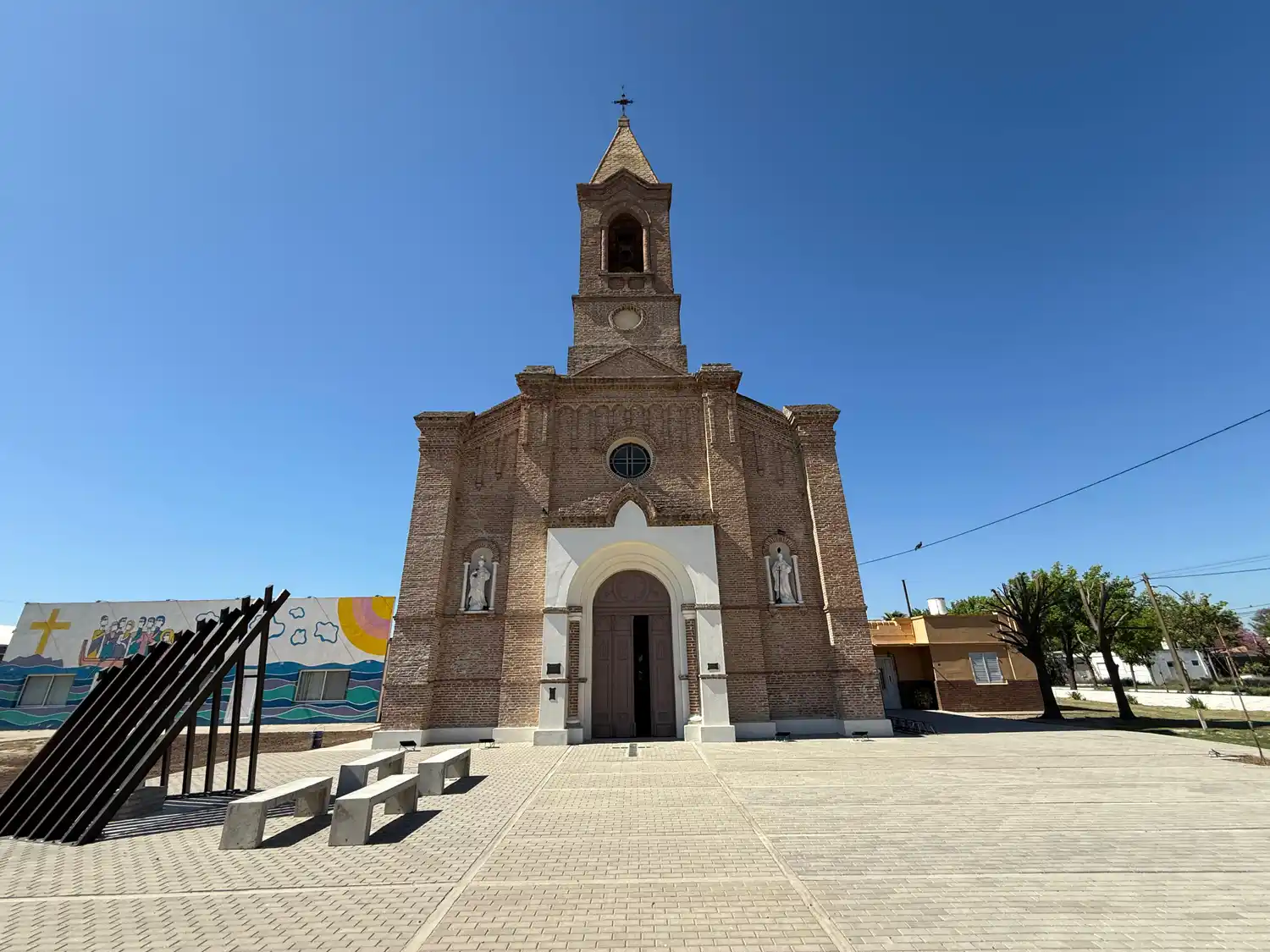 El Templo Parroquial San Eduardo Rey, verdadero corazón espiritual y cultural del pueblo, celebrA un siglo desde la colocación de su piedra fundamental