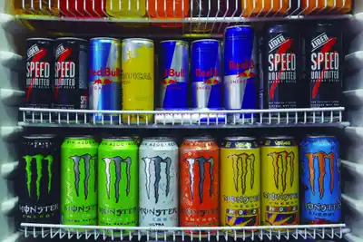 Buscarán por ley prohibir la venta de bebidas energizantes a menores de edad