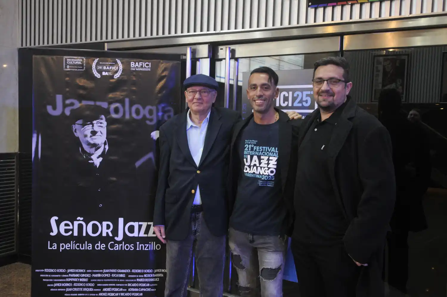 Carlos Inzillo junto a Federico Sotelo y Javier Hornos en la presentación de Señor Jazz, la película que recorre su legado y los 40 años del ciclo Jazzología. Estreno en el BAFICI 25°, entre aplausos y acordes.