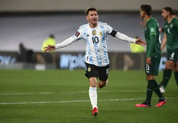 Con tres goles de Messi, Argentina venció a Bolivia