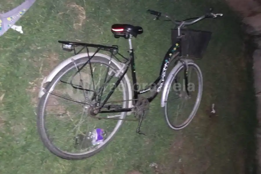 Se levantó y se encontró con una bicicleta ajena en su patio delantero