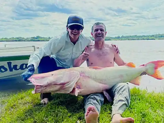 Increíble pesca en el Uruguay: atraparon y liberaron un surubí albino de 50 kilos tras 40 minutos de lucha