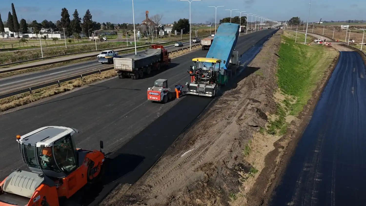 "Ahora estamos en el tramo que va del kilómetro 4 al 0, sobre el carril descendente que entra a Rosario", detalló el ministro de Obras Públicas.Foto: GSF