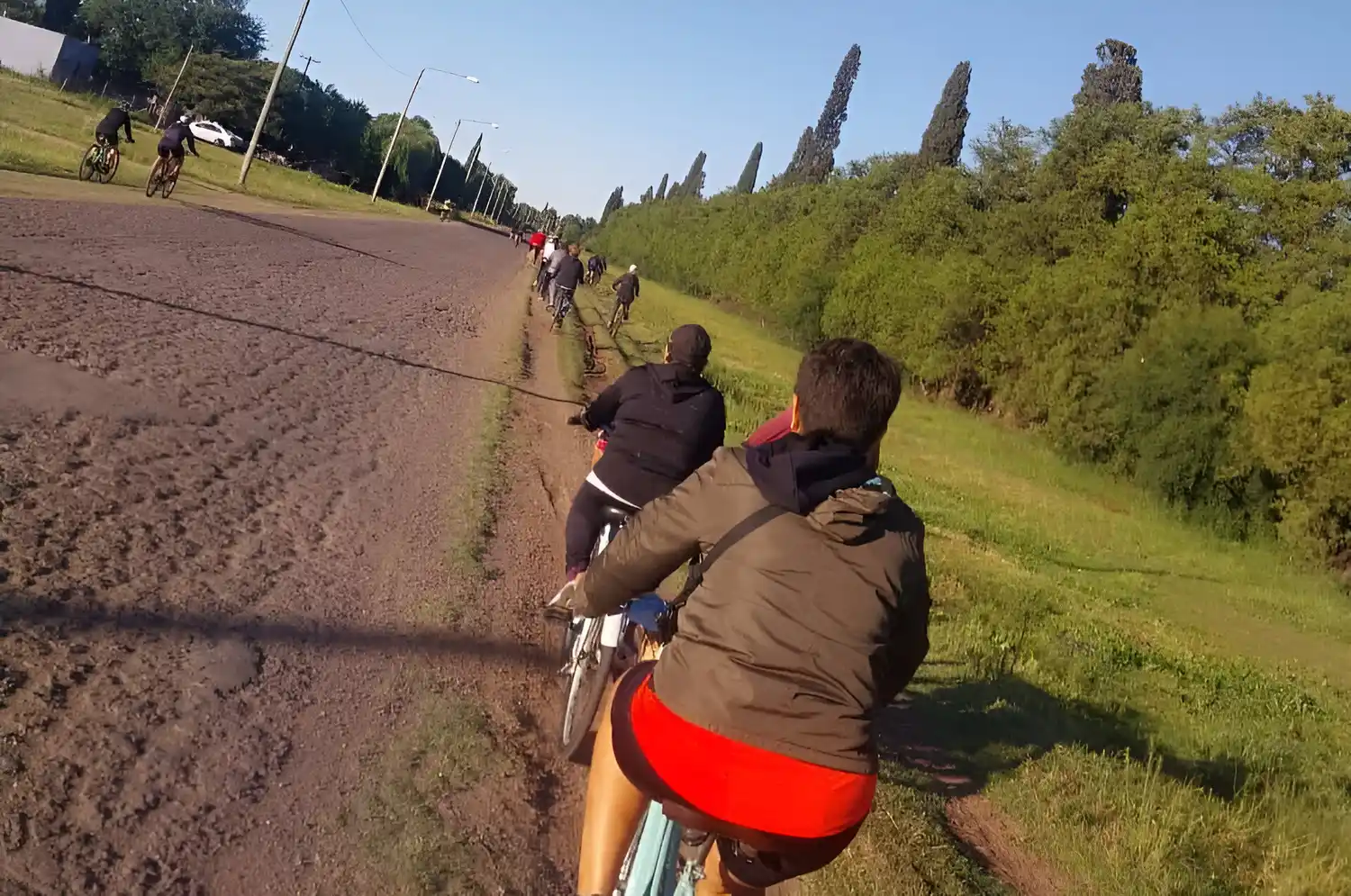 Los peregrinos pedalearon por caminos rurales hasta Pueblo Doyle.