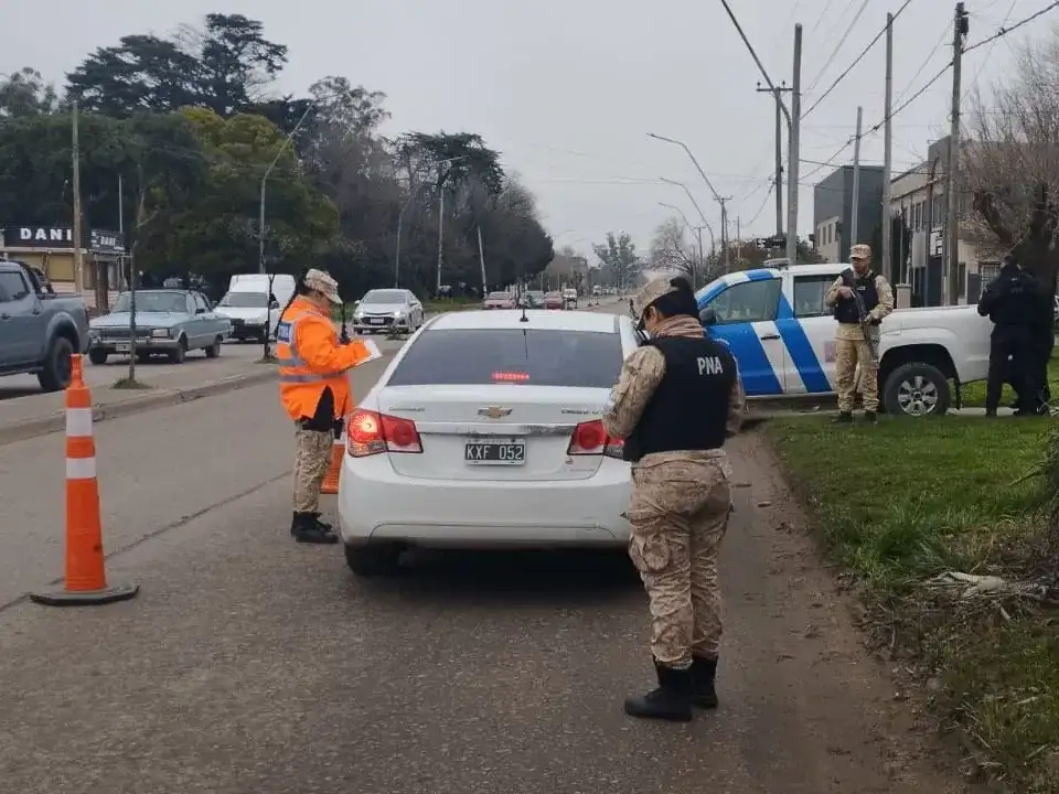 Efectivos de la Policía Federal y la Prefectura Naval realizaron controles vehiculares en distintos barrios de Mar del Plata con apoyo de inspectores de Tránsito.