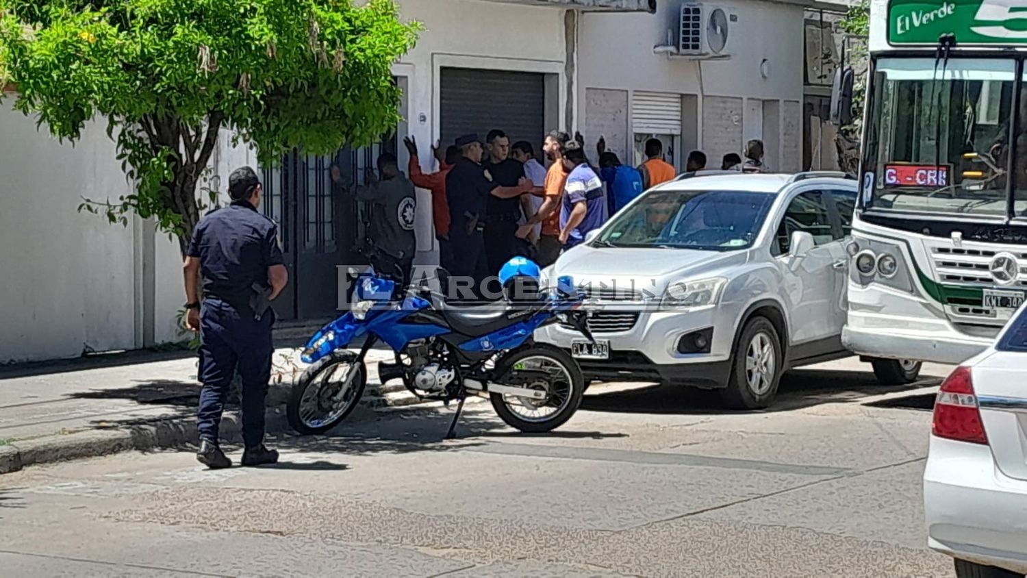 Identificaron a ocho albañiles que le habrían querido cobrar de más a una mujer adulta