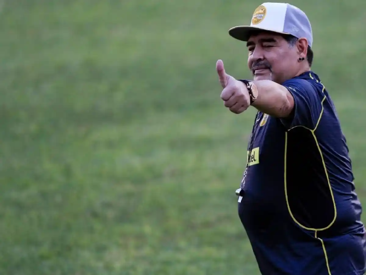 Maradona ya se prueba la piel de Lobo