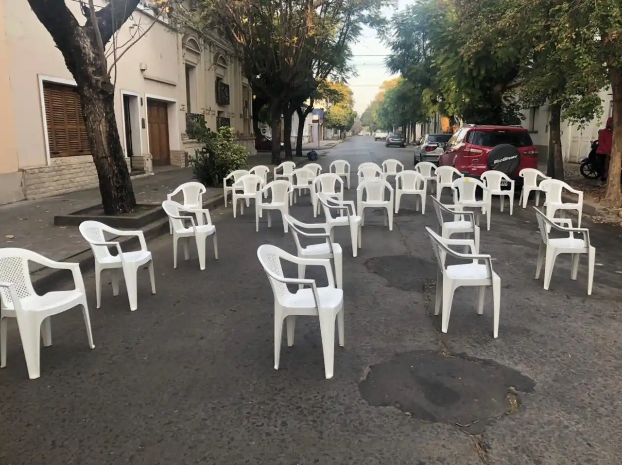 Ante la alta demanda, cortaron el tránsito y dispusieron sillas en la zona de Consultorios Amarillos