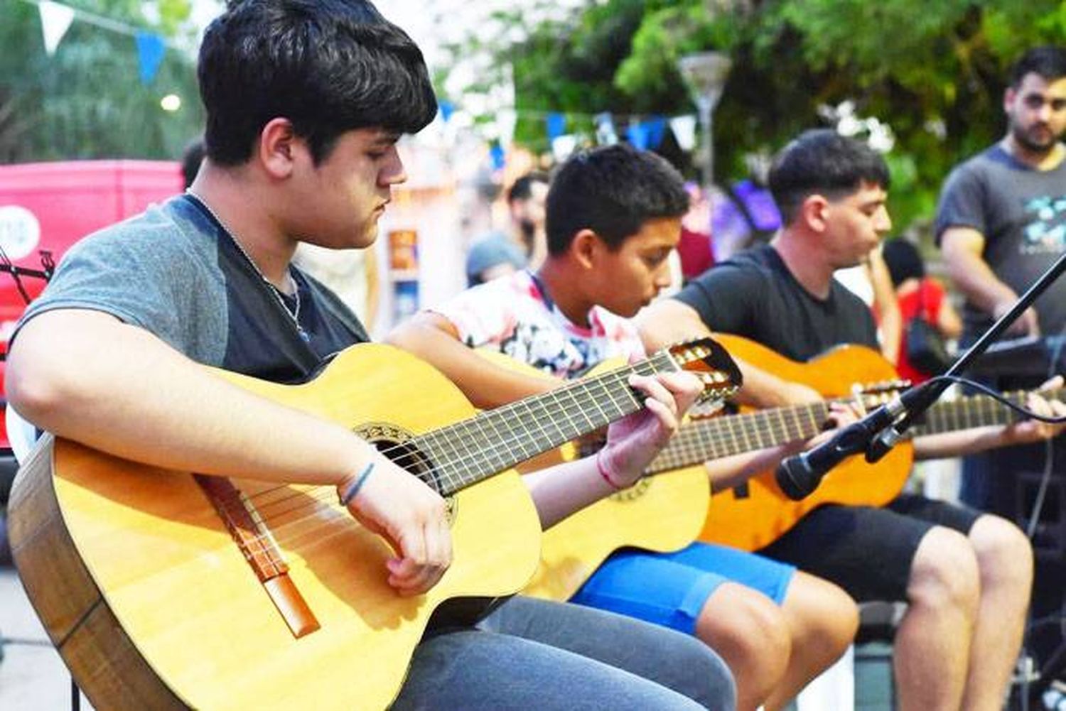 La Escuela Municipal de Música presentó su muestra anual en la Peatonal del Bicentenario