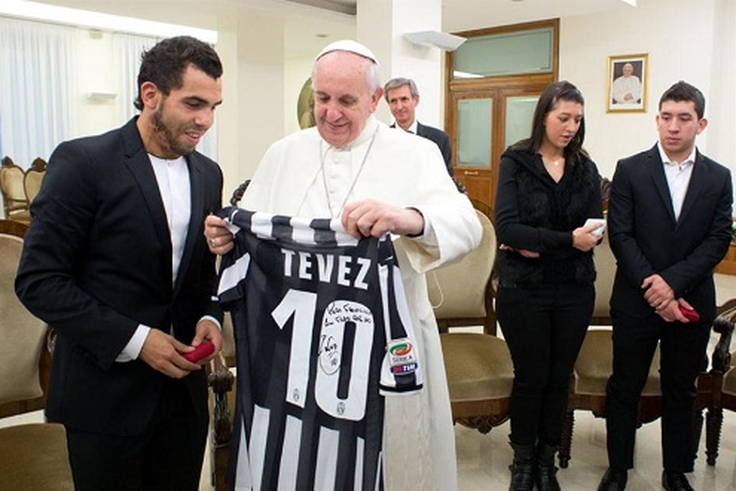 Carlos Tevez estuvo con Francisco y le regaló su camiseta de la Juventus