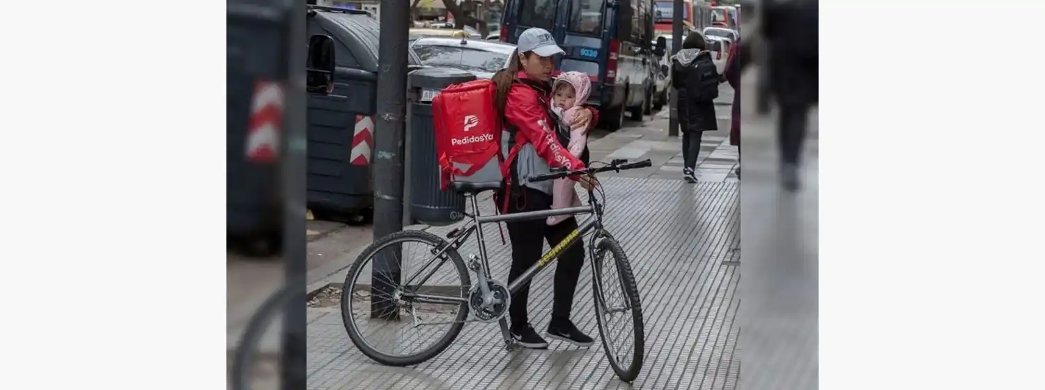 La historia detrás de la foto viral sobre la mamá repartidora de PedidosYa