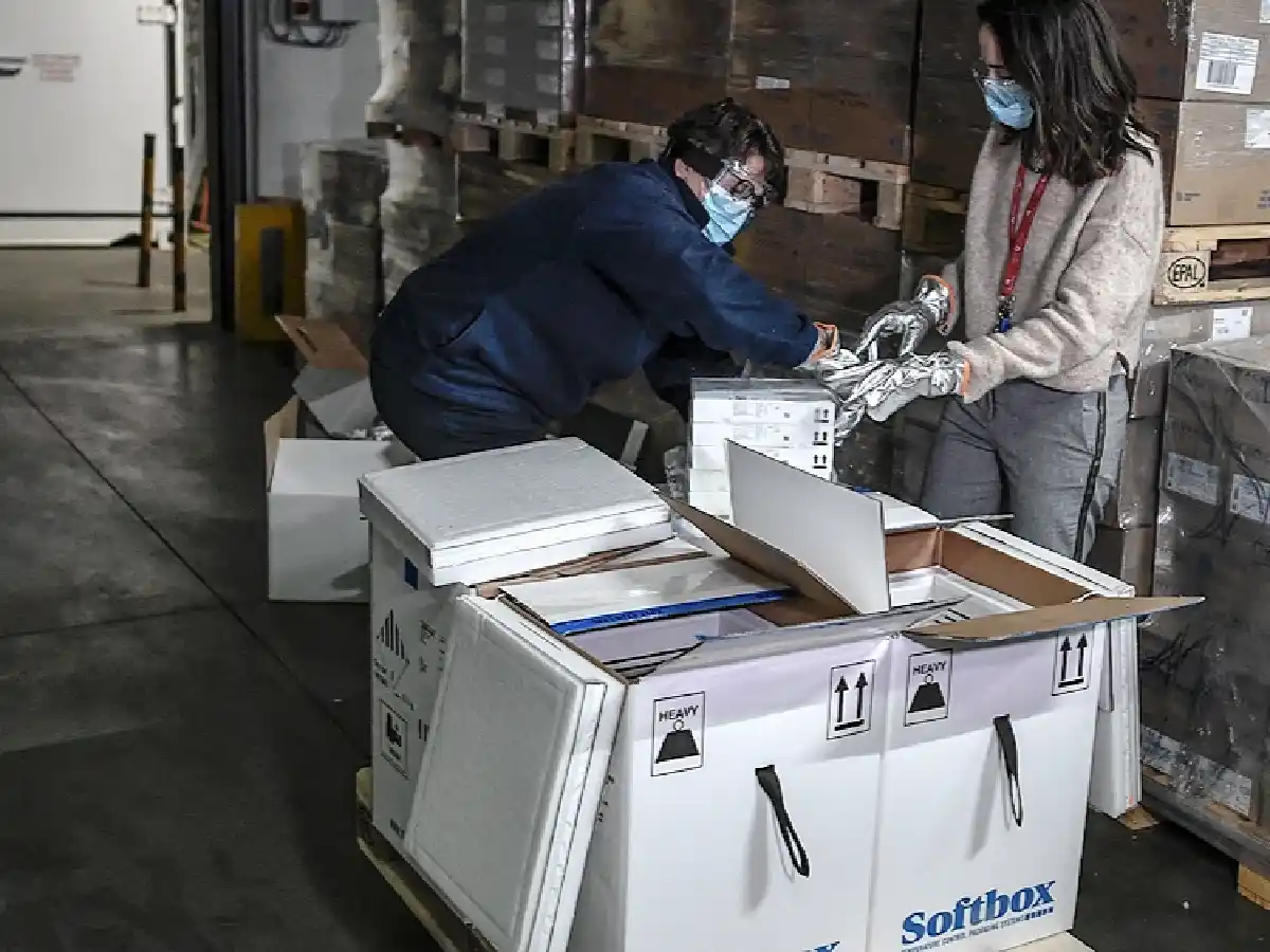 Llega el primer lote de vacunas Pfizer contra el coronavirus