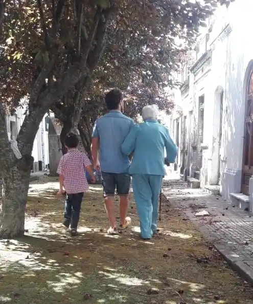 Con su abuela Eva y su hijo Simón visitando la tumba de su mamá en el Cementerio Municipal de Tandil.