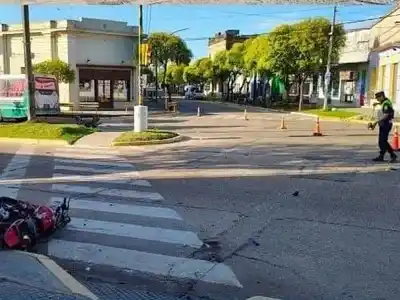 Un joven motociclista perdió la vida tras chocar contra un colectivo