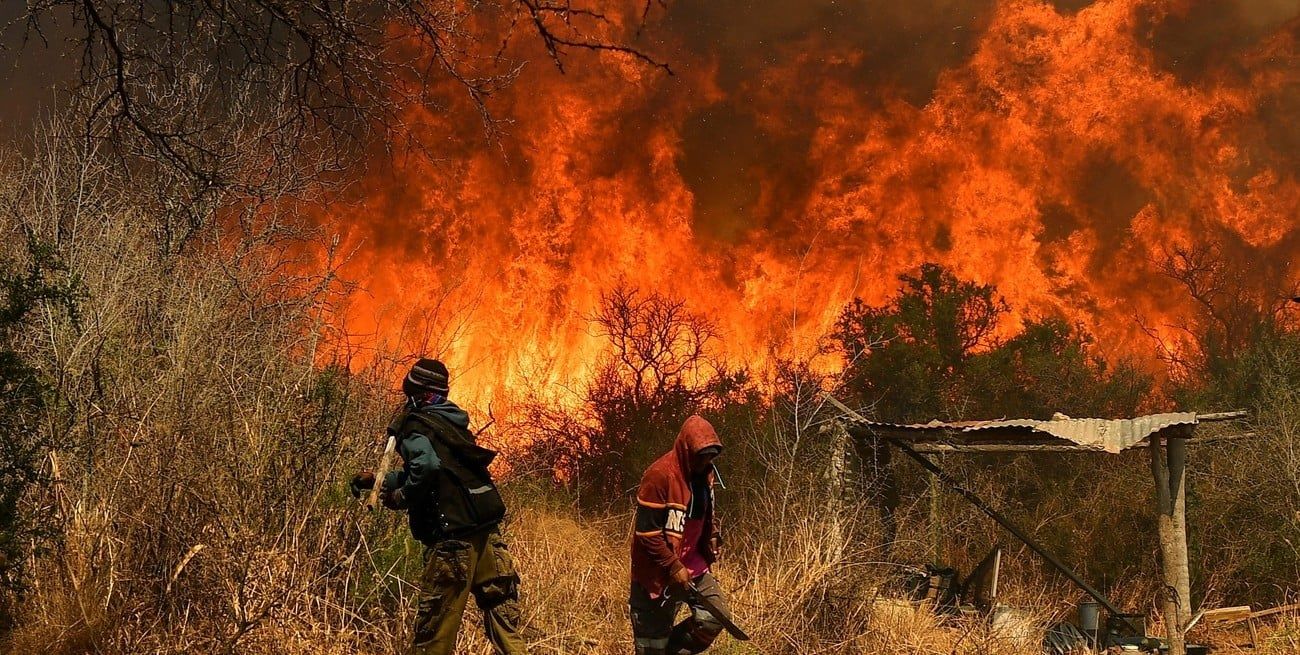 Los brigadistas se entregan al máximo intentando extinguir las enormes llamaradas de fuego que cubren gran parte de las sierras de la provincia de Córdoba, Argentina. Foto: REUTERS / Charly Soto.