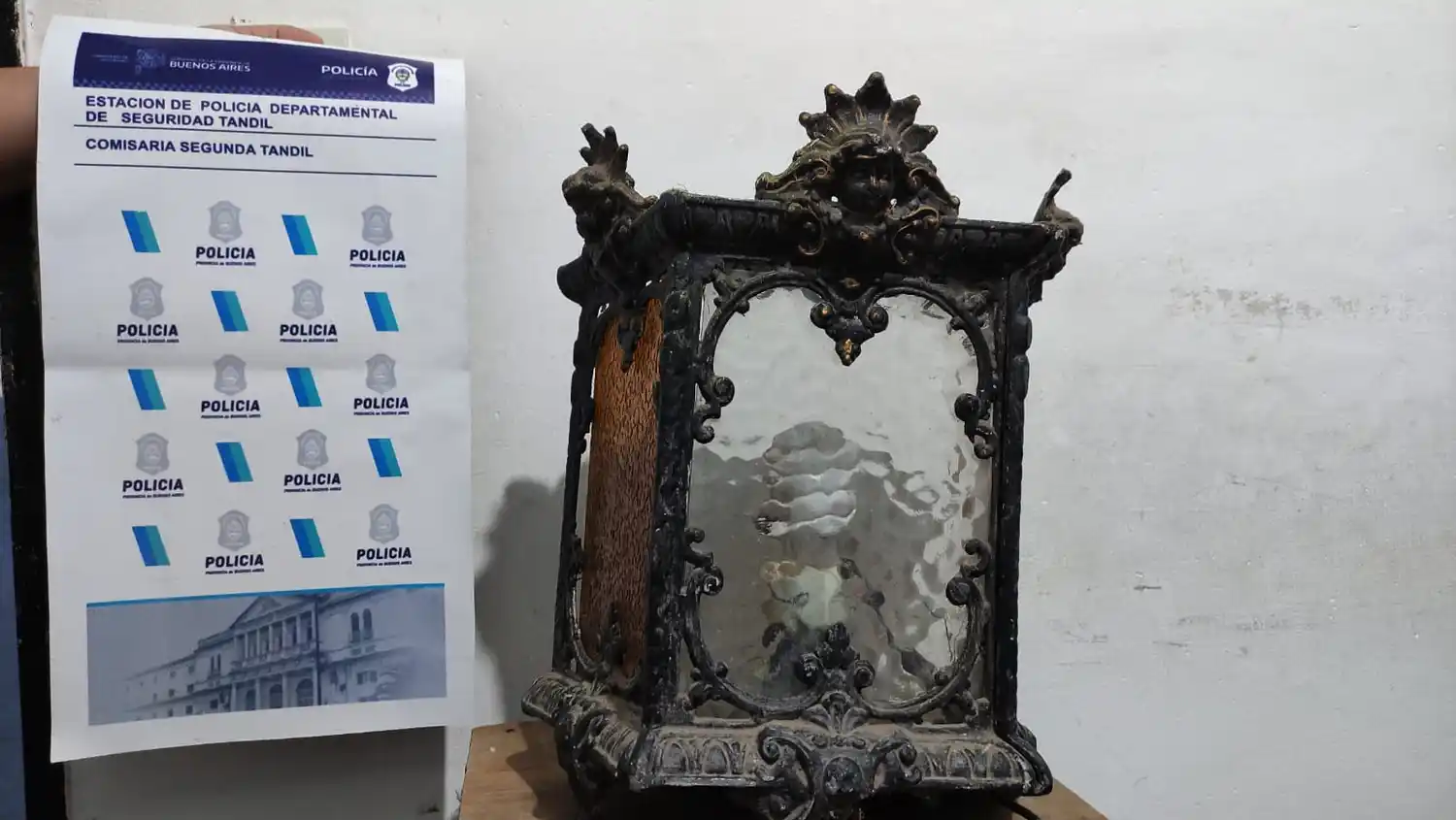 Aprehendieron a un sujeto que robó una farola de hierro de una vivienda