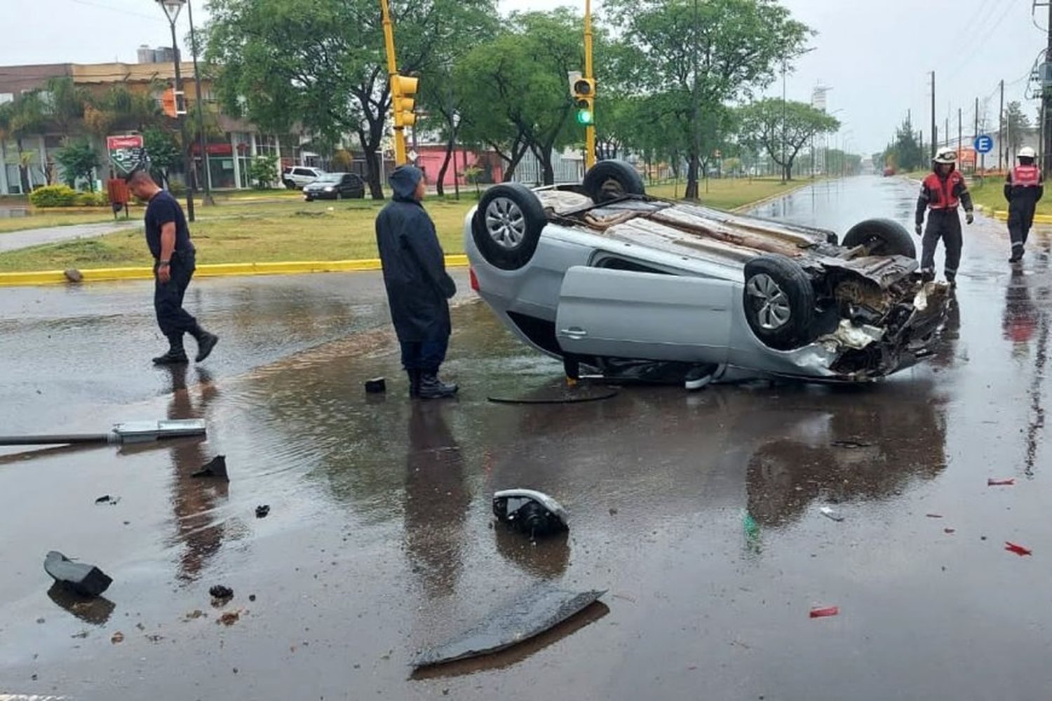 Un auto despistó, impactó contra un poste  de luz y quedó volcado en medio de la calle