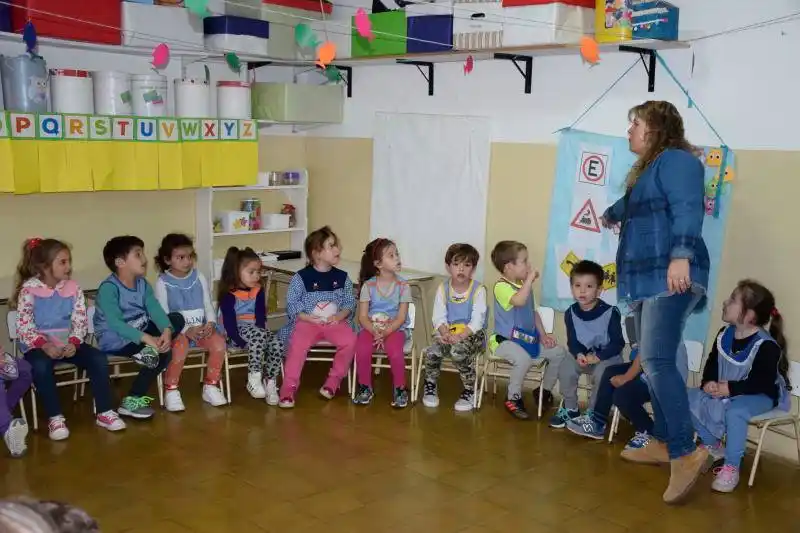 Charla sobre educación vial en un jardín de infantes