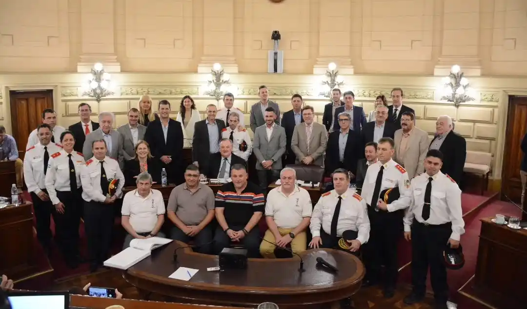 En el recinto, los senadores junto a la comitiva de la Federación Santafesina de Bomberos Voluntarios.