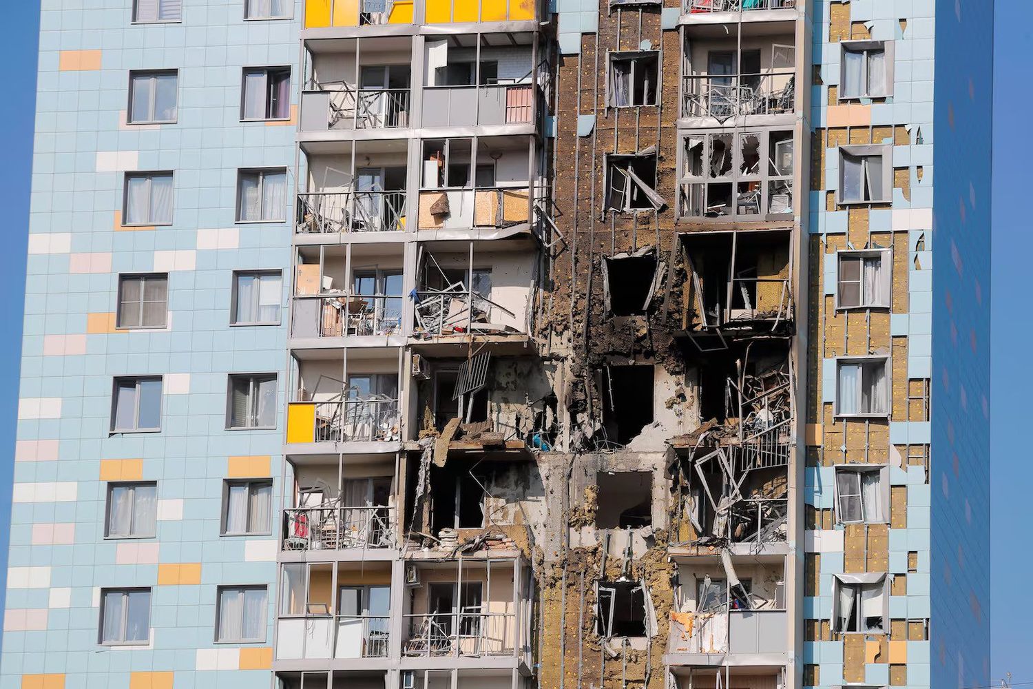 Apartment building damaged in Ukraine