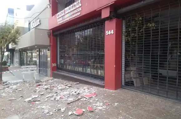 Se desprendió la mampostería de un local en Juan B. Justo