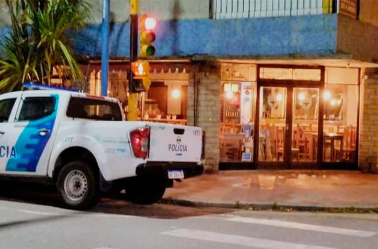 Rompió la puerta de un café, pero lo atrapan cuando se estaba llevando la caja registradora