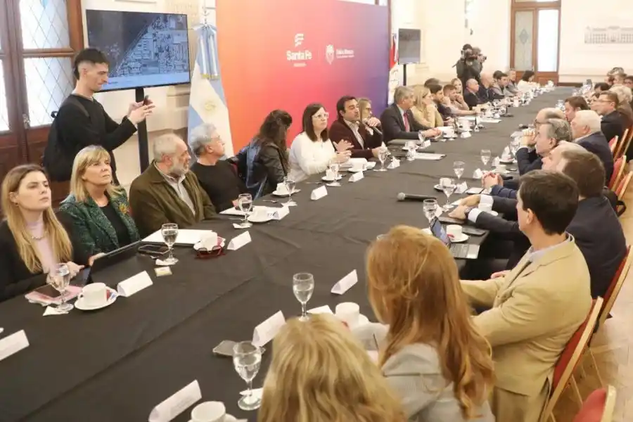 El gobernador Pullaro encabezó mesa de dialogo institucional