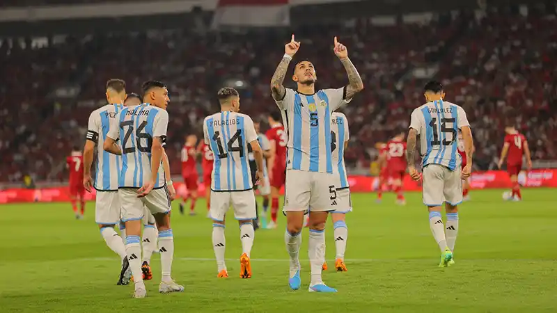 Mirá los goles de Paredes y Cuti Romero en el triunfo de Argentina ante Indonesia