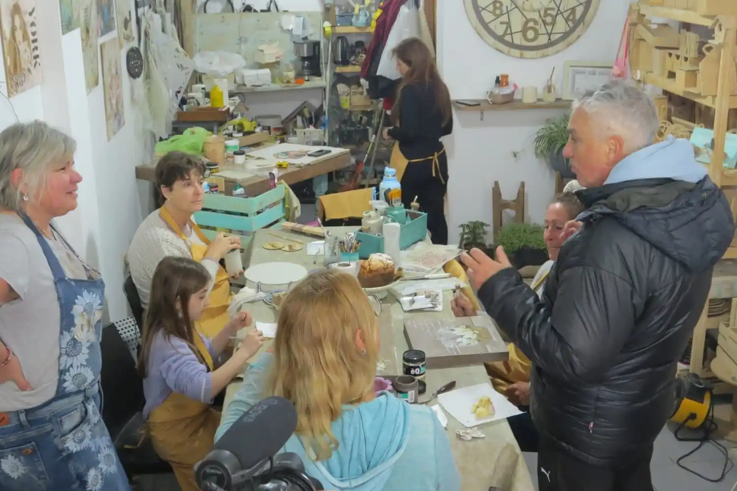 Marcel González comparte momentos con los vecinos, durante su recorrida por la ciudad.