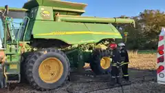 Bomberos Voluntarios de Gualeguay sofocaron un incendio en una cosechadora en zona rural