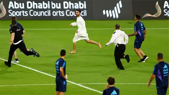 Hinchas se metieron a la cancha en busca de saludar a Messi