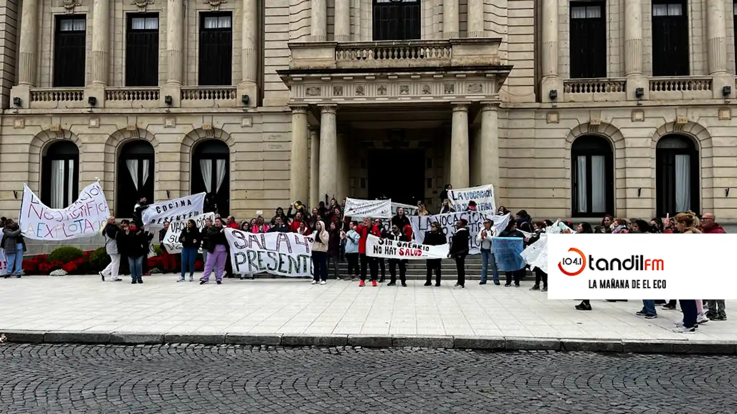 Trabajadores de la salud realizan una retención de tareas
