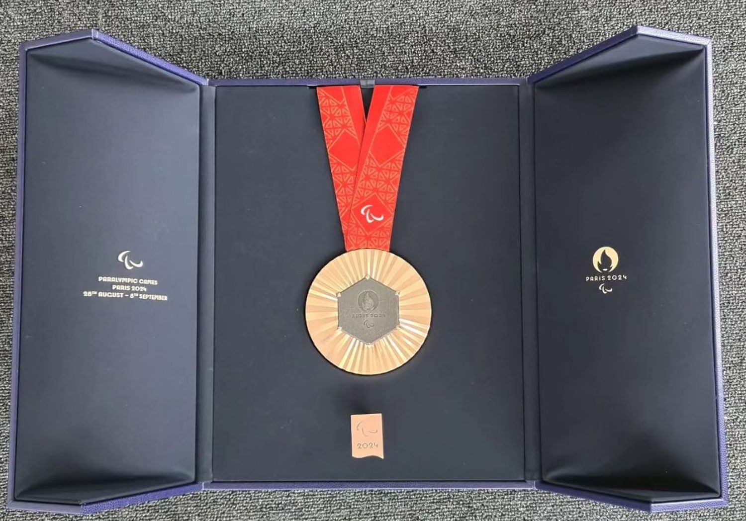 La medalla de bronce que obtuvieron, premio dedicación y entrega a un deporte-