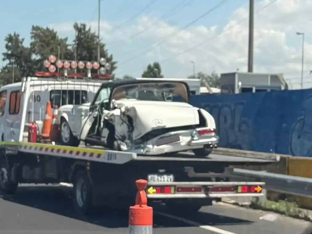Video: el momento en que un Mercedes-Benz Pagoda perdió una rueda y fue chocado en Panamericana