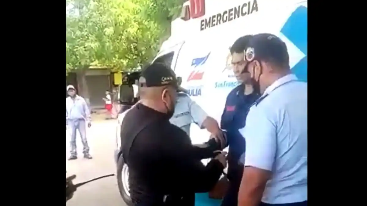 ¡ABUSO DE PODER! Funcionario policial arrestó y violó derechos de un bombero en el Zulia (+ video)