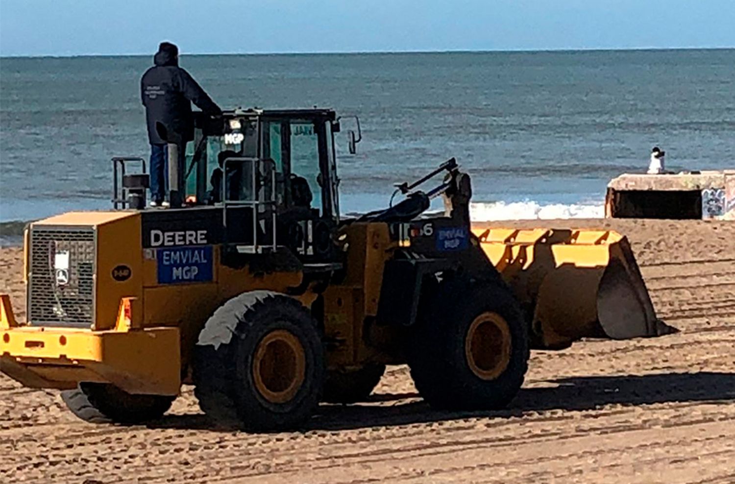 Polémica por el EnduroPale: "El Intendente destruye con topadoras las playas de La Perla y zona norte"