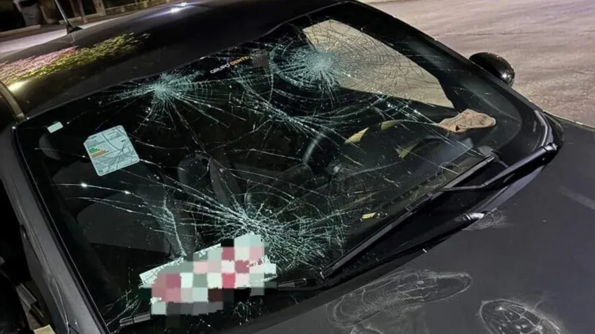 Los agresores utilizaron un objeto contundente para destrozar el parabrisas del automóvil