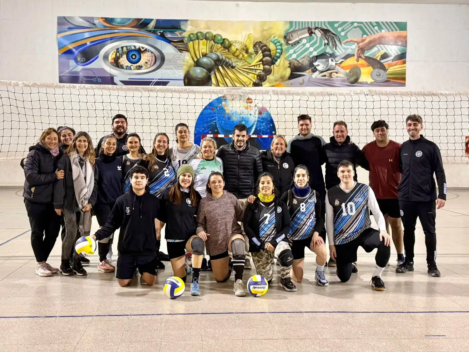 El equipo de la Municipalidad VT junto con el intendente Leonel Chiarella que se acercó a acompañarlas en su fecha como locales.