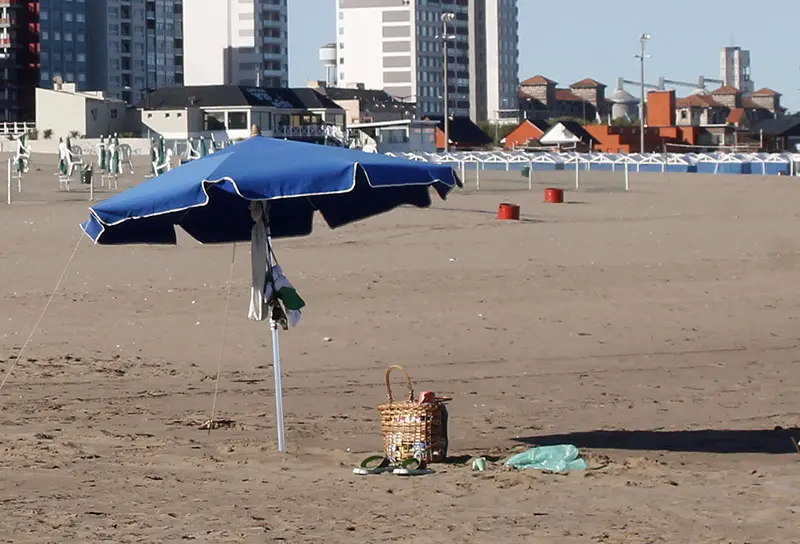 Roban pertenencias de mochilas en la playa
