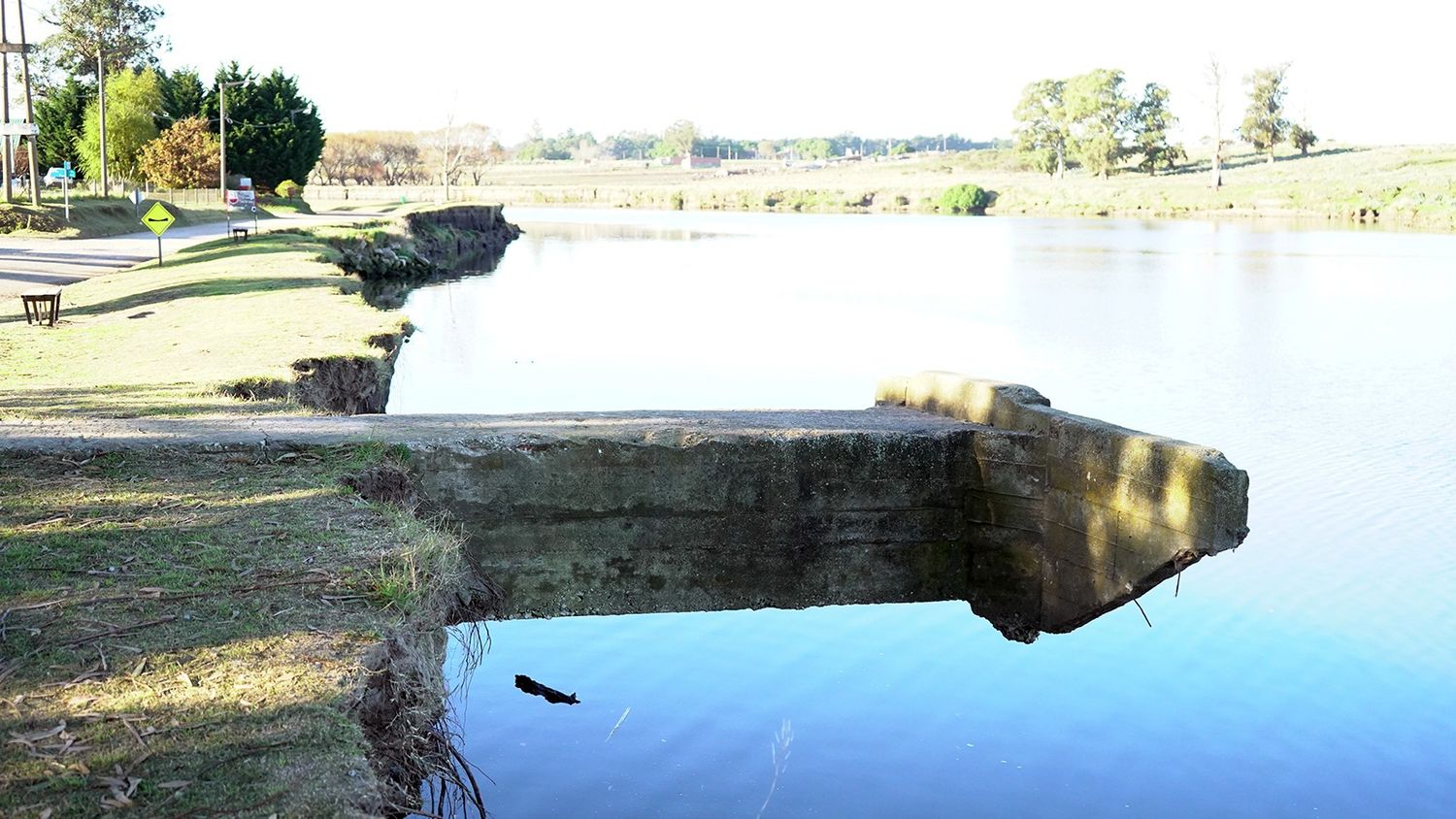 Desagüe. El caño está casi en el aire por la acción de la erosión