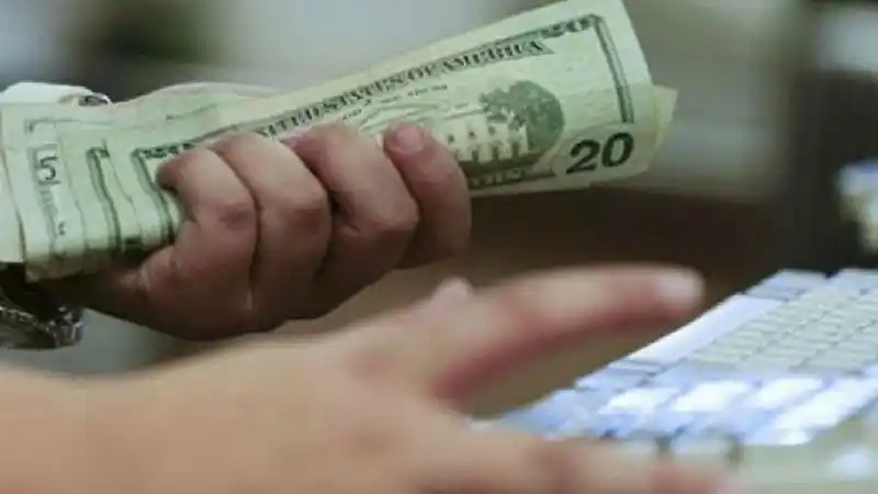 Bloquean compra de US$200 a quienes tienen planes sociales o créditos congelados