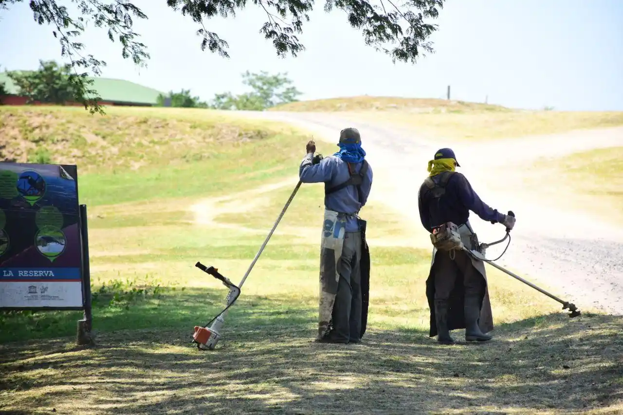 Intensivas tareas de mantenimiento de los accesos a la Laguna de Biosfera Laguna Oca