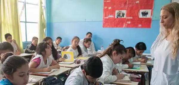 Homenajearán a los maestros con un acto en el Teatro Gualeguaychú 
