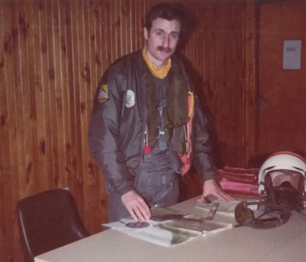 Carlos Rinke, con su uniforme de piloto de combate. En Malvinas participó en media docena de acciones
